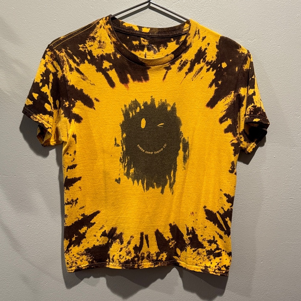 Bubba Gump Shrimp Co. Yellow and Brown Tie-Dye T-Shirt Cropped Cotton Tee